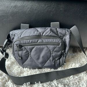 EUC Vera Featherweight black belt bag 🚭